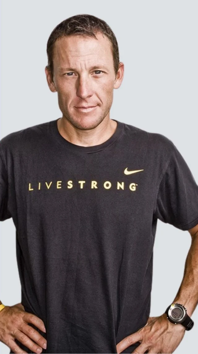 Ленс Армстронг у футболці Livestrong